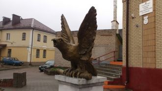 Слоним, скульптура перед краеведческим м