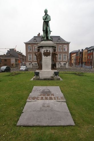 Статуя и могила Джона Коккерилла. С