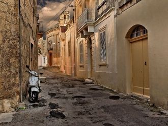 Типичная старая улица в&nbsp;Зеббудже, М