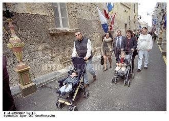 Мальта. Люди на улице города Рабат.