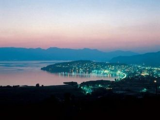Вид на вечерний город Охрид.