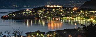 Город Охрид ночью.