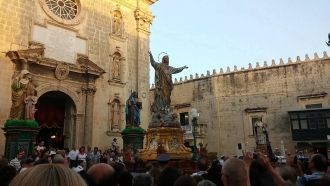 Люди у церкви Св. Марии.