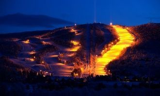 Лыжные трассы ночью.