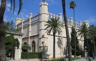 Здание торговой биржи Лонха построено по