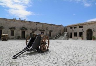 Маленький замок святого Карлоса, располо