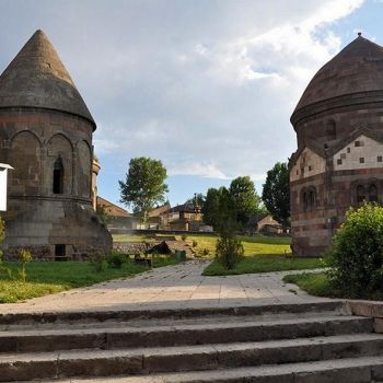 Три мавзолея Кумбец, Эрзурум, Турция.