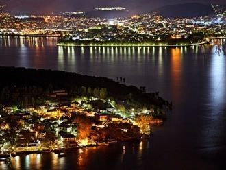 Ночной город Янина, Греция.