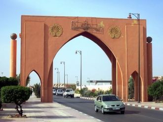 Монументальная арка рядом с аэропортом.