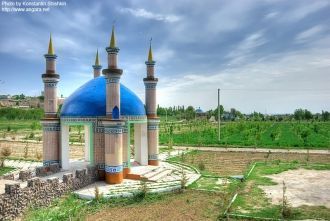 Беседка, стилизованная под архитектурные