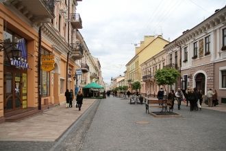 Пешеходная улица в центре (Кобылянской).