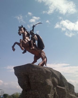 Памятник Кёроглы.