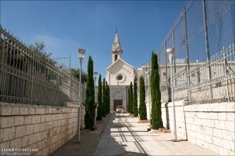 В городе Рамла.