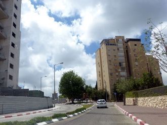 В городе Нешер.