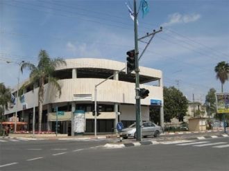 На улицах города Явне.