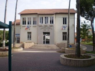 В городе Явне.