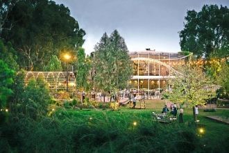 Отдыхающие в парке