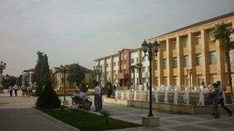 Городские жители и гости города Астара.