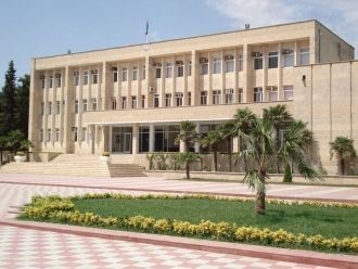 В городе Саатлы.