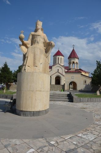 Памятник царице Тамаре.
