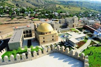 Вид на Ахалцихскую крепость и мечеть Ахм