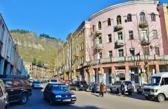 Жители на улицах города Чиатура.