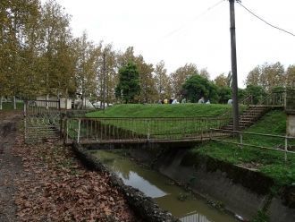 Прогуливаясь городом Гардабани.