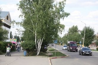 Жители на улицах города.