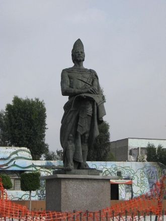 Статуя на главной площади. 