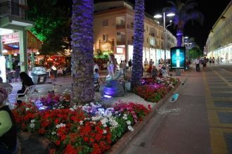 Ночная жизнь в городе Бельдиби.