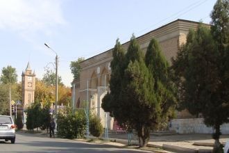 На улицах города Янгиюль.