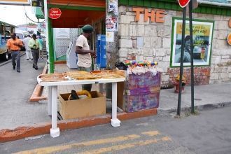 Торговец на улицах Сент-Джонса.