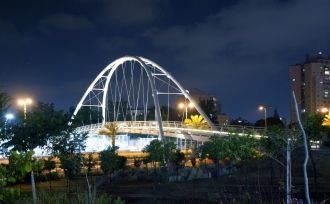 Мост в Гиватаиме ночью.