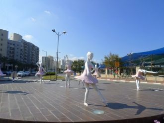 Фонтан на площади города Кирьят-Моцкин.