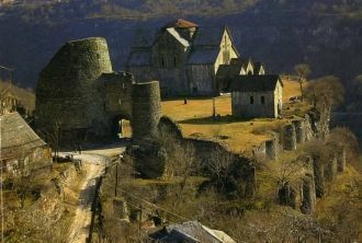 Руины старого монастыря в Ахтале.