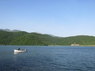 Отдыхающие на озере Нохур