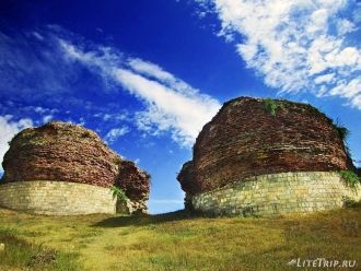 Остатки башен крепости древнего города К