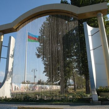 Фонтан при въезде в Шамкир.