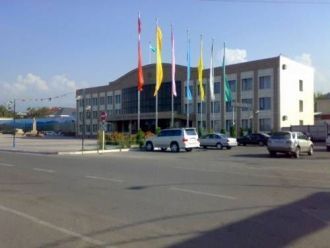 На улице города Каскелен.