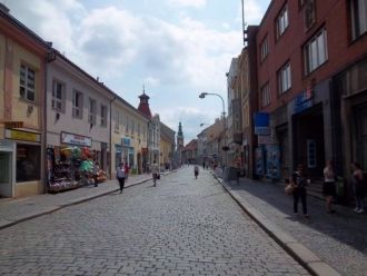 На улице города Слани.