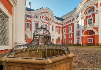 На территории Бенедиктинского монастыря.