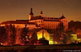 Бенедиктинский монастырь ночью.