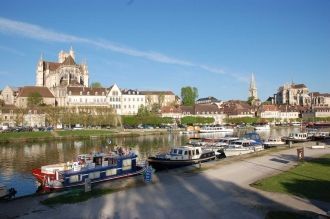 Красивые виды города Осер.