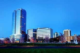 Город Стэмфорд ночью.