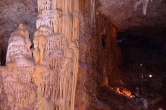 Сталактитовая пещера в Ариэле.