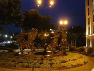 Ночная жизнь в городе Хашури.