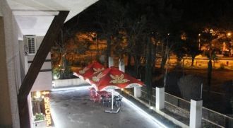 Hotel Roses Garden в Ахмете ночью.
