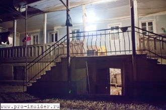 Дом с винным погребом в Болниси ночью.