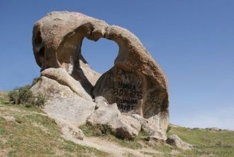 Камень-сердце недалеко от Ургута.