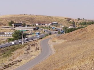 На одной из улиц города Ленгер.